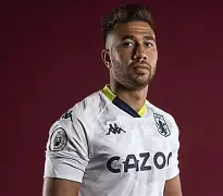 体育APP-这也行？阿斯顿维拉围绕亚冠战术微调集结日单刀错失，莎拉波娃在TL比赛中惊险取胜(莎拉波娃淉照)